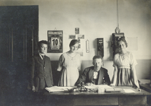502567 Groepsportret met enkele medewerkers van het kantoor van de N.V. Nederlandse Staalfabrieken DEMKA voorheen J.M. ...